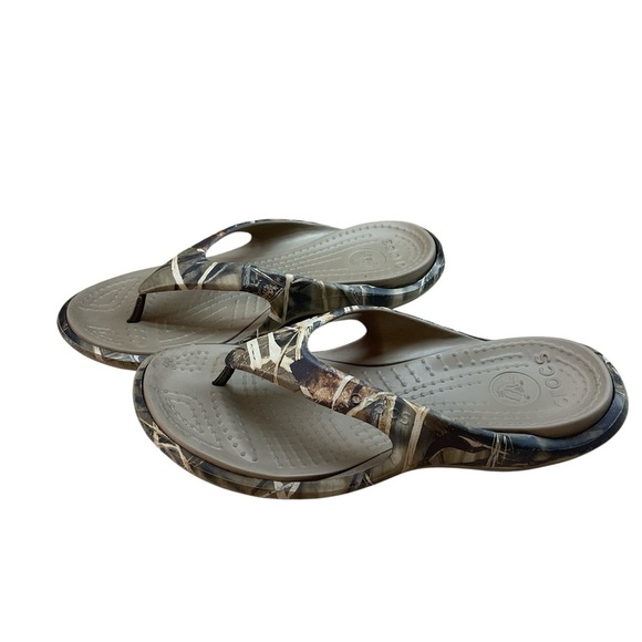 Crocs Men’s Sandals Shoes Camouflage Flip Flops Beach Vacation Green Size 12 - Picture 1 of 14
